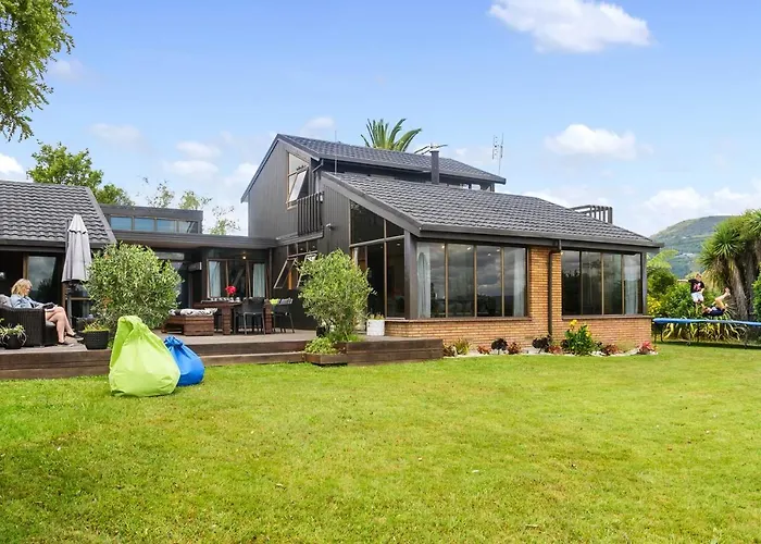 The Bird House - Kawaha Point, Rotorua. Stylish Six Bedroom Home With Space, Views And Relaxed Atmosphere