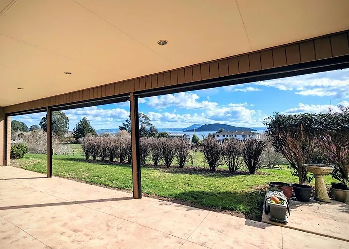 Luxury Lake View Farm Stay With Spa Pool