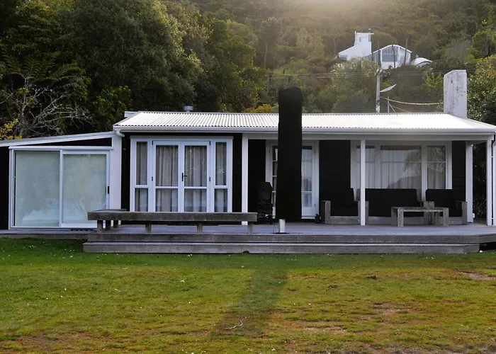 Lakeside Cottage With Jetty At Lake Tarawera
