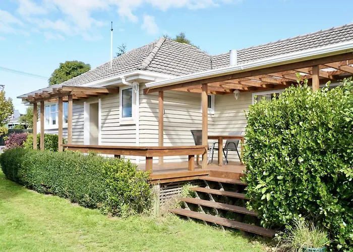 Comfortable Home, Big Backyard