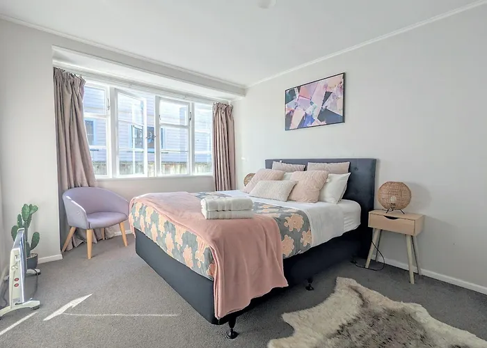 Classical Kiwi Holiday Home Near City Center