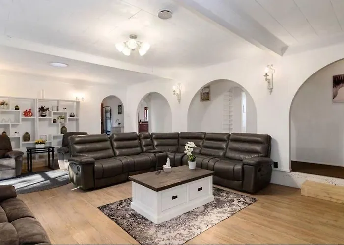 Hopoe City Villa