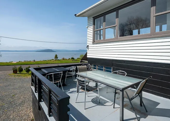 Authentic Kiwi Lodge By The Lake