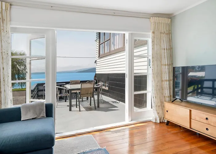 Authentic Kiwi Lodge By The Lake