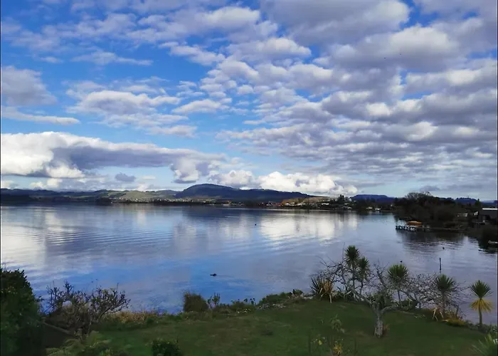 Absolutely Lake Front House-Private Lake Access