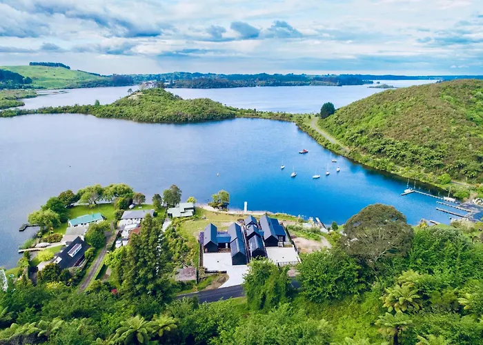 Lakefront Luxury - Lake Rotoiti Holiday Home