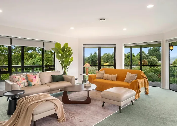 Spacious Rotorua Family Retreat With Huge Garden - Up To 11 Guests