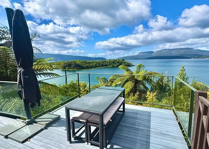 Lake Edge Retreat, Tarawera