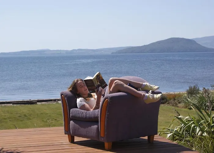 Lounge To Lake Rotorua