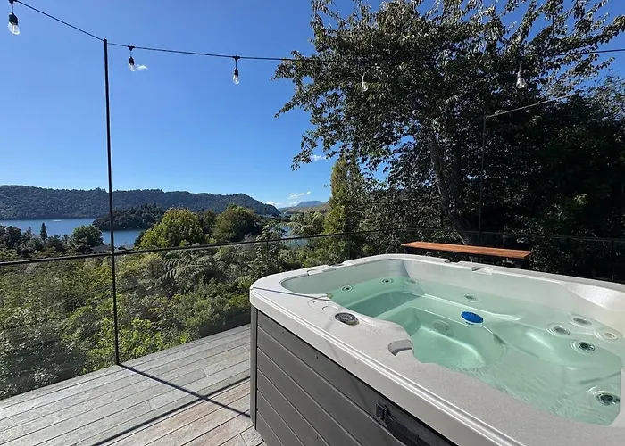 Secluded Lake Okareka Studio Views, Spa, Deck In Rotorua