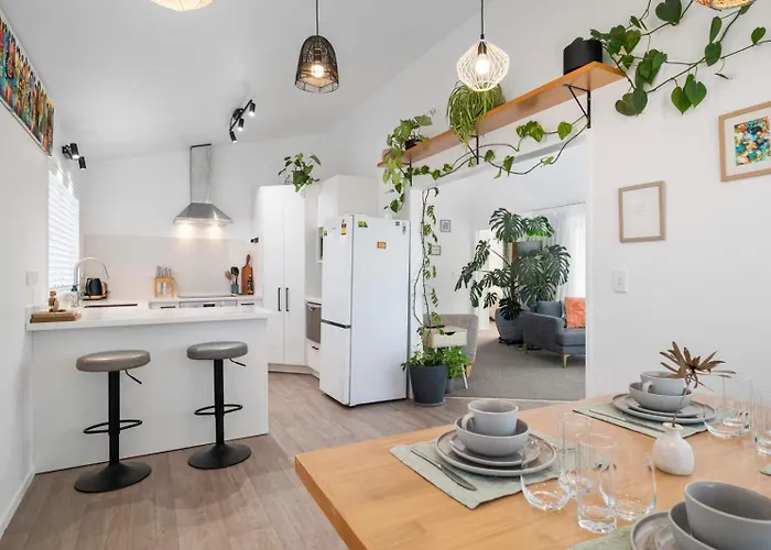 Urban Nook - Stylish Two Bedroom Hideaway