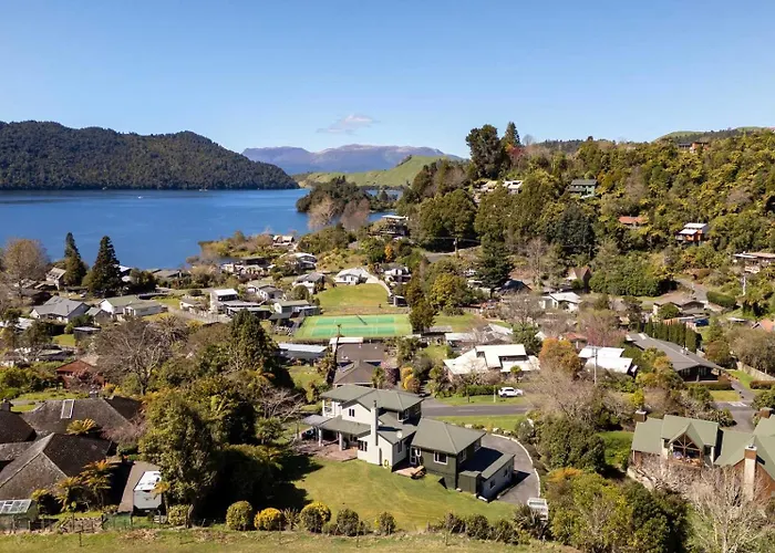 Green Haven Lake House - Lake Views Games Room & Spa Pool