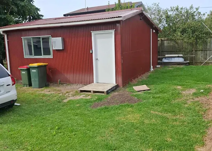 5 Double Beds In 1 Bedroom And 1 Lounge