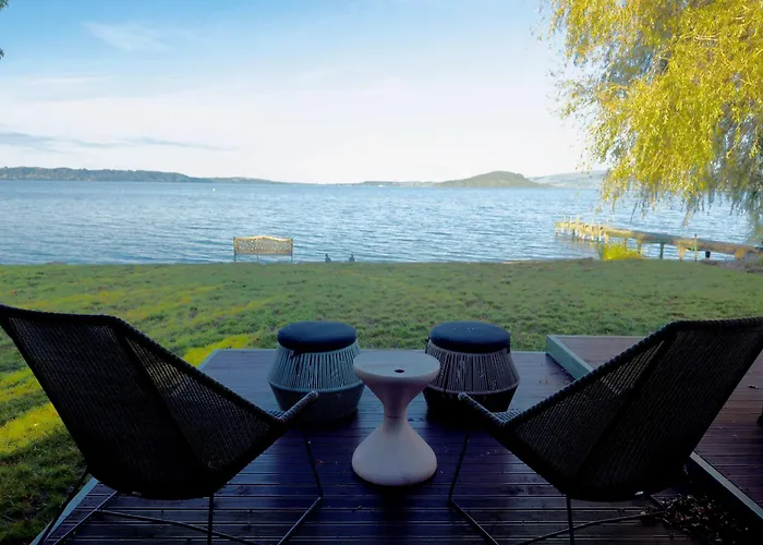 Stillwater Cottage - Stunning Lakefront Location With Spa & Kayaks