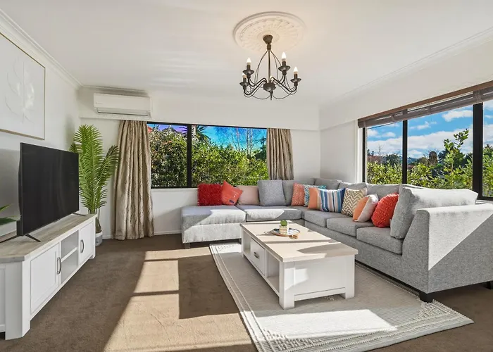 Central City Retreat-Spacious 4 Bedroom Home