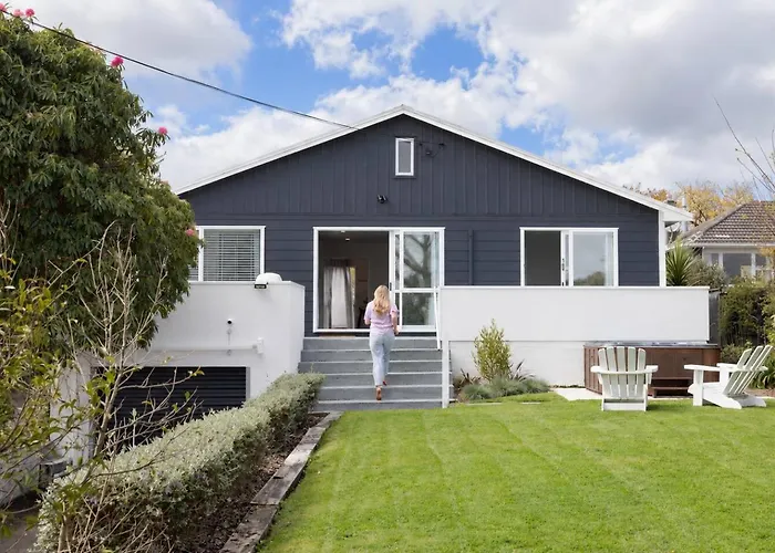 Spacious Rotorua Retreat With Spa & Separate Guesthouse - Close To Redwoods