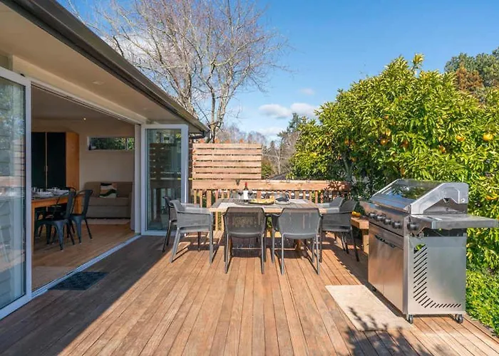 Huia Nest - Walk To Golf & Stadium Sleeps 8