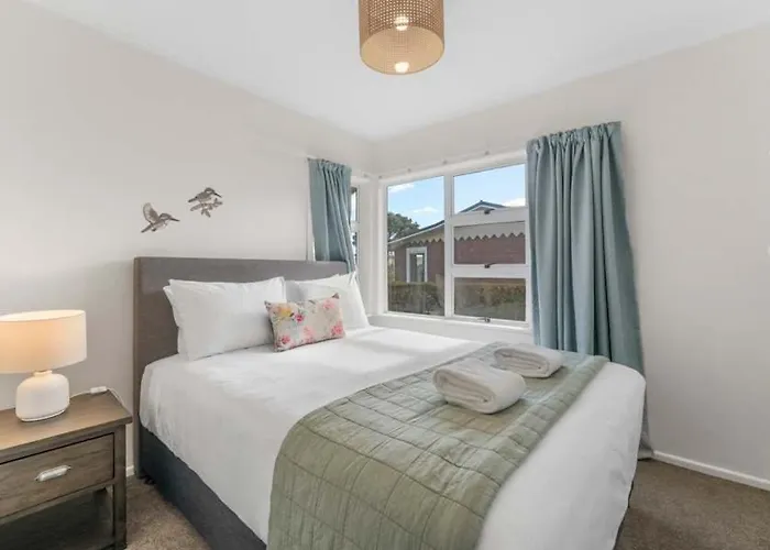 Huia Nest - Walk To Golf & Stadium Sleeps 8