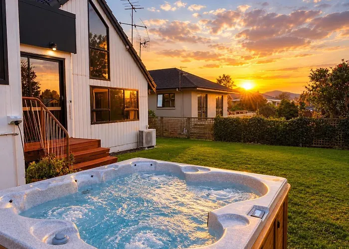 A Home With Spa Pool & Ride To Redwood Forest