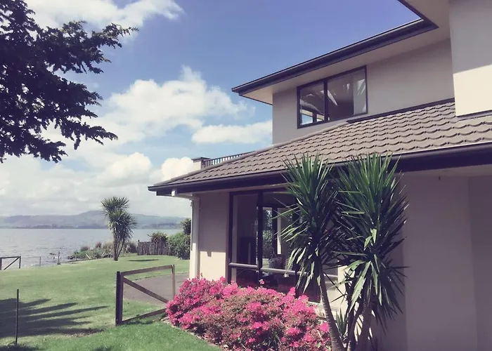 Super Lake Edge Lodge